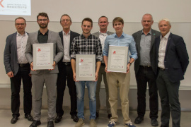 Der Joachim-Kurbasik-Preis ging dieses Jahr an Johannes Walburg, Hannes Riedelbauch und Maximilian Murrmann (1. Reihe, v.l.)