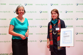 Dr. Anna Braune, Abteilungsleiterin Forschung und Entwicklung, mit der Gewinnerin der Kategorie Forschung RE4, vertreten durch Andrea Klinge.