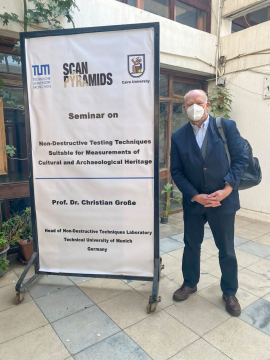 Prof. Große vor seinem Vortrag über Zerstörungsfreie Prüftechniken an der Universität Kairo. 