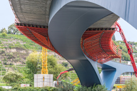 Der elegant geschwungene Brückenneubau über den Neckar ist als Stahlverbundbrücke mit schmalem Stahlgurt und weit auskragendem Betonüberbau ausgeführt. (Foto: Peri Deutschland)