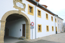Als eines der wenigen Torgebäude gehört das Haus der Dorfkultur mit der Wieskapelle zu den großen baulichen Schätzen des historischen Klosterdofes Speinshart