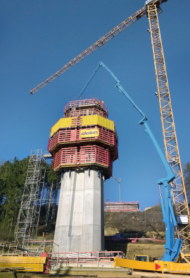 Für die Betonage der Pfeiler kam die vollhydraulische Selbstkletterschalung SKE100 plus zum Einsatz. 