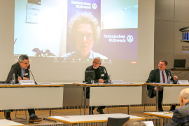 Kammerpräsident Prof. Dr. Norbert Gebbeken (m.) mit Christian Bernreiter (r.), Sabine Lackner (o.) und Thomas Nindl (l.)