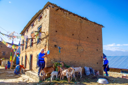 Bestandsaufnahme eines erdbebengeschädigten Gebäudes in dem nepalesischen Dorf Lurpung