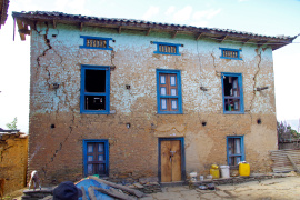Erdbebengeschädigtes Haus in Lurpung, Nepal