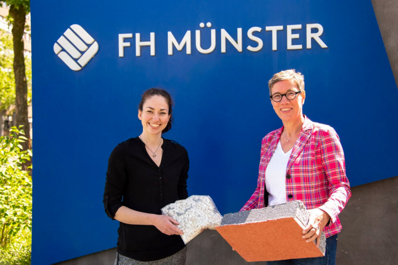 Jana Winkelkötter (v. l.) und Prof. Dr. Sabine Flamme von der FH Münster forschen zur energetischen und stofflichen Verwertung von Wärmedämmverbundsystemen (rechts)