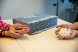 Werden Wärmedämmverbundsysteme (Mitte) im Zementwerk verwertet, kann der enthaltene Putz zur Herstellung von Klinkerstein (links) verwendet und das EPS (rechts) energetisch genutzt werden.