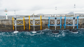 Im Meer in Griechenland erzeugt der wellengetriebene Generator Strom (Foto: SINN Power GmbH) 