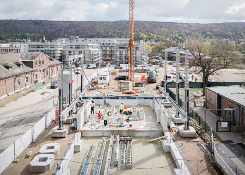 Der 3D-Betondrucker hat erste Schichten erfolgreich aufgebaut. Foto: KrausGruppe