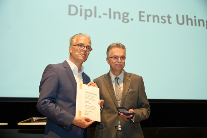 BDB Präsident Christoph Schild zeichnet Vizepräsident a. d. Ernst Uhing mit der Kieselack-Medaille aus. Foto: Thomas Frey 