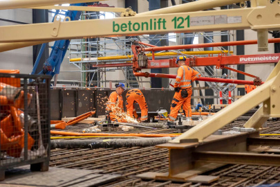 Die Betonage der Tunnelelemente für den 18 Kilometer langen Absenktunnel zwischen Lolland und Fehmarn hat begonnen. An dem ersten Betoniervorgang haben mehr als 140 Mitarbeiter des Konsortiums Femern Link Contractors mitgewirkt.