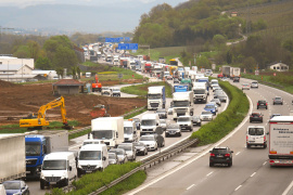 Stau auf der Autobahn – nicht nur ein Ärgernis, sondern schlecht für die Wettbewerbsfähigkeit des Wirtschaftsstandorts Deutschland. © Foto: Monika / Pixabay 