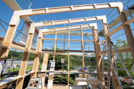 Rahmenkonstruktion des Hauses mit Schrägdach. Die Grundfläche beträgt 25 Quadratmeter. (Bild: Olaf-Wull Nickel / TH Köln)