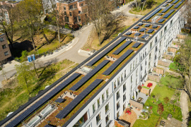 Ein Solargründach auf einem Wohnquartier in Hamburg. Foto: Optigrün international AG