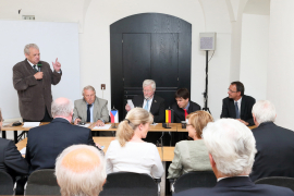 20. Jubiläum der Unterzeichnung der Kooperationsvereinbarung am 04.06.2023 in Teplá mit (v.l.n.r.) Ing. Svatopluk Zídek, Pavel Křeček (damals Präsident der Kammer ČKAIT), Dr.-Ing. Heinrich Schroeter (Altpräsident der Bayerischen Ingenieurekammer-Bau), ein Vertreter der Deutschen Botschaft in Prag und Ing. Pavel Štěpán (damals Präsident des Ingenieurverbandes ČSSI). Foto: borecky@atlas.cz
