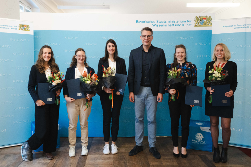 Jana Unterreiner, Dr. Sarah Trockel, Franziska Albrecht, StM Markus Blume, Maria Sauer und Laura Lützow (v.l.n.r.). Foto: Andreas Gebert