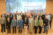 Forstministerin Michaela Kaniber und Runder Tisch "Klimaschutz durch Bauen mit Holz" ziehen positive Zwischenbilanz 