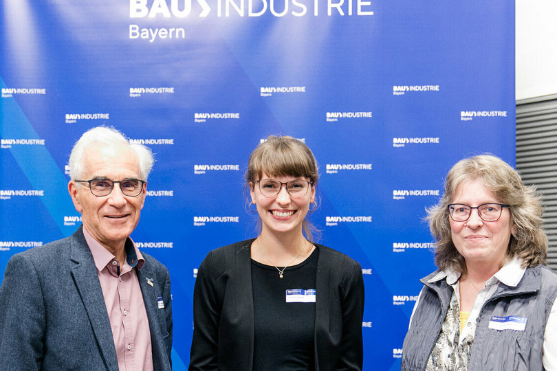Dekan Prof. Andreas Ottl, Preisträgerin Lilli Marlen Mirlach und Prof. Dr. Ursula Albertin-Hummel freuen sich über die Auszeichnung. Foto: Daniel Schwaiger/BBIV 