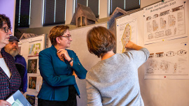 Bundesministerin Klara Geywitz bei ihrem Besuch im Sozialdorf Herzogsägmühle an den Erklärtafeln. Foto: Bojan Ritan / Bundesphoto