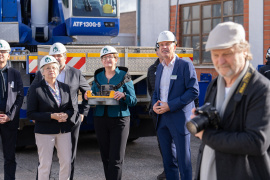 Als symbolischen Akt setzte Ministerin Geywitz mithilfe eines 130-Tonnen-Autokrans das erste Raummodul  für das neue Timber One Motel ein. Foto: Timber Homes