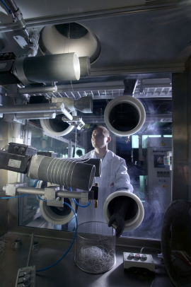 Spinnen von Oxidkeramik-Fasern im Technikumsmaßstab. © Foto: Fraunhofer HTL