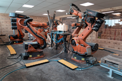 Die modularen Holzbausteine ("Briqs") werden im Stammwerk von TRIQBRIQ in Tübingen mithilfe von Kuka-Robotern hergestellt. Dabei werden Kanthölzer aus Kalamitätsholz verarbeitet. Foto: TRIQBRIQ