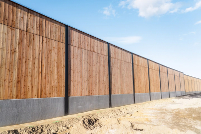 Die Wandelemente aus regionalem, unbehandeltem Lärchenholz sind besonders robust und witterungsbeständig. Foto: Josef Rädlinger Bauunternehmen GmbH
