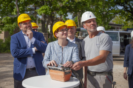 Bundesbauministerin Klara Geywitz (m.) bei der Grundsteinlegung. Foto: Stefan Gröschel