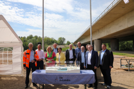 Foto von links: Dirk Brandenburger, technischer Geschäftsführer Die Autobahn GmbH des Bundes; Dr. Alexander Legler, Landrat Aschaffenburg; Andrea Lindholz, MdB Bayern; Ministerialrat Peter Weywadl, Bayerisches Staatsministerium für Wohnen, Bau und Verkehr; Patricia Lips, MdB Hessen; Martin Weber, Hessisches Ministerium für Wirtschaft, Energie, Verkehr, Wohnen und ländlichen Raum; Dennis Neßwald, Bürgermeister Kleinostheim; René Rock, Mitglied des hessischen Landtages; Peter Kreß, Bürgermeister Gemeinde Karlstein a.M.; Reinhard Pirner, Direktor der Niederlassung Nordbayern. Foto: Autobahn GmbH