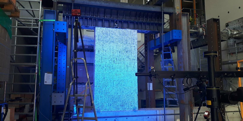 Testaufbau im Erdbebenversuchslabor. Foto: Wolfgang Finckh / OTH Regensburg