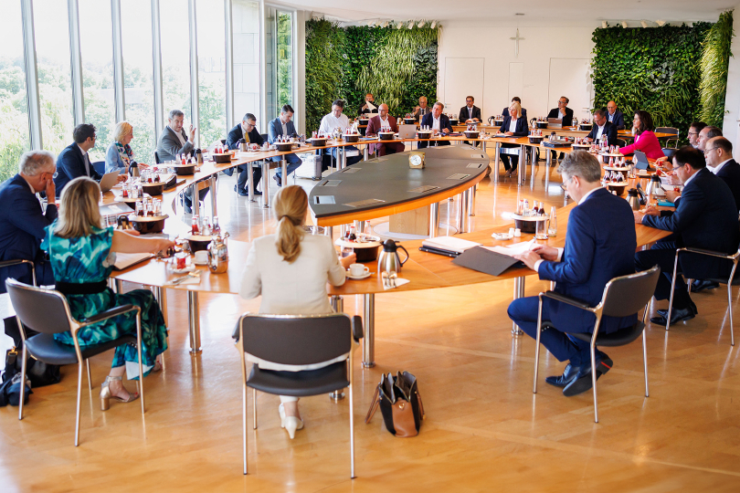 Bayerisches Kabinett beschließt erstes Modernisierungsgesetz mit Schwerpunkten auf Bau- und Vergaberecht