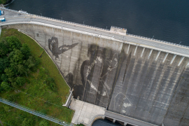 Durch das gezielte Abtragen von Verschmutzungen mit Kärcher- Hochdruckreinigern entsteht aus dem Kontrast von gereinigter und ungereinigter Fläche eine Zeichnung, die Schmetterlinge zeigt. Foto: Kärcher