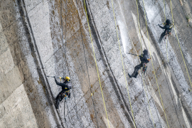Die Kletterer arbeiten mit Hochdruckreinigern nach dem Prinzip „Malen nach Zahlen“ das Motiv aus dem Schmutz, bestehend aus Moos, Flechten und Pilzbewuchs, heraus. Foto: Kärcher