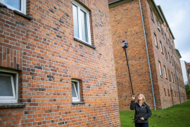 Lisa Hänsel in Action: Innerhalb sechs Stunden scannte sie 15.000 Fassadenflächen im Wohnquartier am Weidendamm. Foto: Nicolas Trusch, dotscene GmbH / Sto SE & Co. KGaA