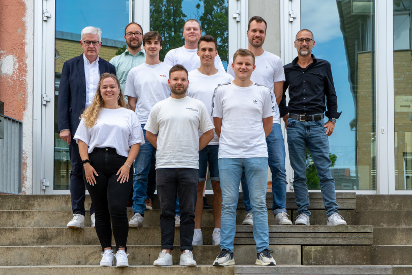 Die Studierenden mit ihren Professoren Michael Denzer (hintere Reihe, 2. von links) und Alexander Glock (hintere Reihe, ganz rechts) sowie Wolfgang Krause vom Unternehmen WOLFF & MÜLLER (hintere Reihe, ganz links). Foto: Hochschule Biberach