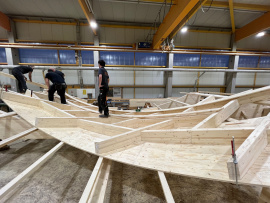 Für das Dachtragwerk ReFlexRoof werden Bogendachsegmente in der Werkstatthalle vorgefertigt. Das fertige Tragwerk eignet sich etwa für Sport- und Versammlungshallen. Foto: Flex@HTWK Leipzig, Max Höhne