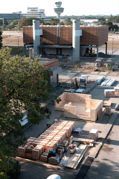 Aufbauarbeiten des innovativen Pavillons CRCLR HUT auf dem Gelände der Urban Tech Republic in Berlin TXL. Foto: TRIQBRIQ AG