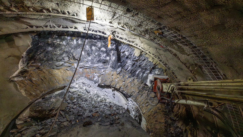 Cramberger Tunnel: Tunnelaufweitung mit dem Hydraulikhammer des Tunnel Enlargement Systems. Foto: Herrenknecht AG