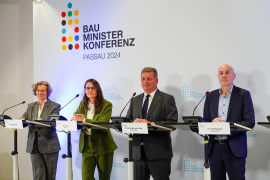 Die Teilnehmerinnen und Teilnehmer der Pressekonferenz (von rechts nach links): Dr. Rolf Bösinger, Staatssekretär im Bundesministerium für Wohnen, Stadtentwicklung und Bauwesen, Christian Bernreiter, Bayerns Bauminister und Vorsitzender der BMK, Karen Pein, Senatorin für Stadtentwicklung und Wohnen der Freien und Hansestadt Hamburg, und Ina Scharrenbach, Ministerin für Heimat, Kommunales, Bau und Digitalisierung des Landes Nordrhein-Westfalen. (Quelle: StMB)