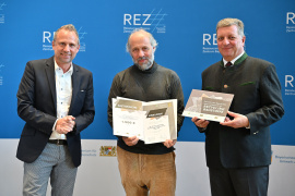 Der Preisträger der Dr. Schütz Ingenieure - Beratende Ingenieure im Bauwesen PartG mbB mit Bayerns Umweltminister Thorsten Glauber und Bayerns Bauminister Christian Bernreiter. Foto: StMUV