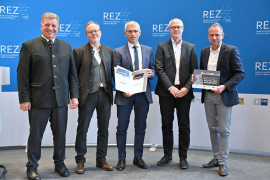 Die Preisträger der Bayerische Asphaltmischwerke GmbH & Co. Kommanditgesellschaft für Straßenbaustoffe mit Bayerns Umweltminister Thorsten Glauber und Bayerns Bauminister Christian Bernreiter. Foto: StMUV