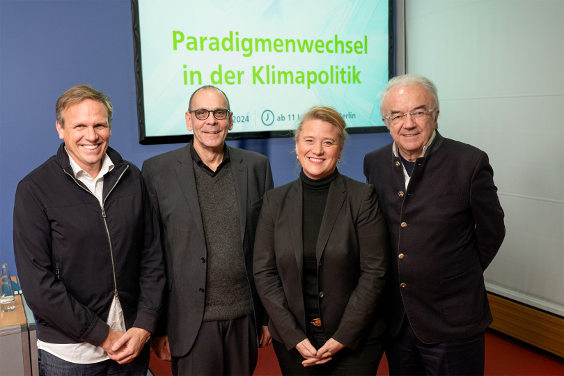 Prof. Dirk Hebel, Prof. Dietmar Walberg, Prof. Elisabeth Endres und Prof. Werner Sobek (v.l.n.r,  nicht im Bild: Prof. Manfred Norbert Fisch). Foto: Georg Johannes Lopata / axentis.de