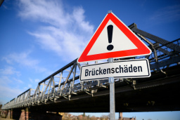 Warnhinweis an einer Brücke. Foto: Mike Bender / Adobe Stock