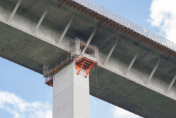 Sanierung einer Autobahnbrücke. Foto: ThomBal / Adobe Stock