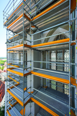 Anschmiegsam: Das metrische PERI UP Grundraster erlaubt geometrische Anpassungen an das Kirchenbauwerk in 25-cm-Schritten mit Systembauteilen – für sichere, ebene Arbeitsplätze ohne Stolpergefahr. (Foto: PERI Deutschland)