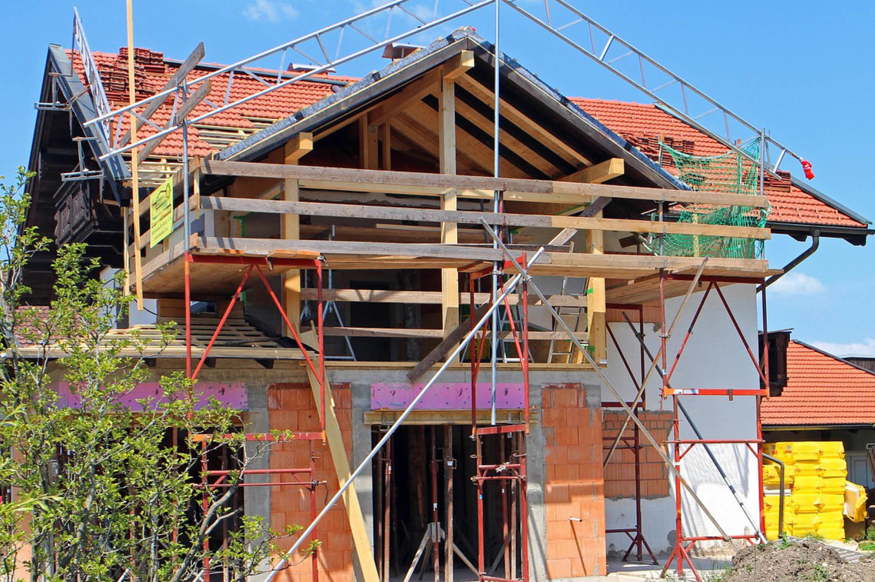 Ein Haus wird ausgebaut. Bild: Manfred Antranias Zimmer / Pixabay.de