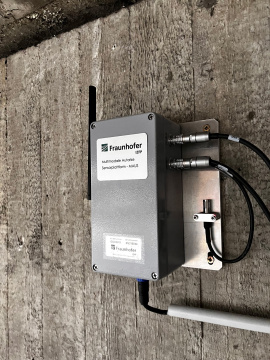 Implementierung von „MAUS – Multimodale Autarke Sensorplattform für intelligente Monitoring-Anwendungen“ an einer vielbefahrenen Brücke in München. Foto: Fraunhofer IZFP