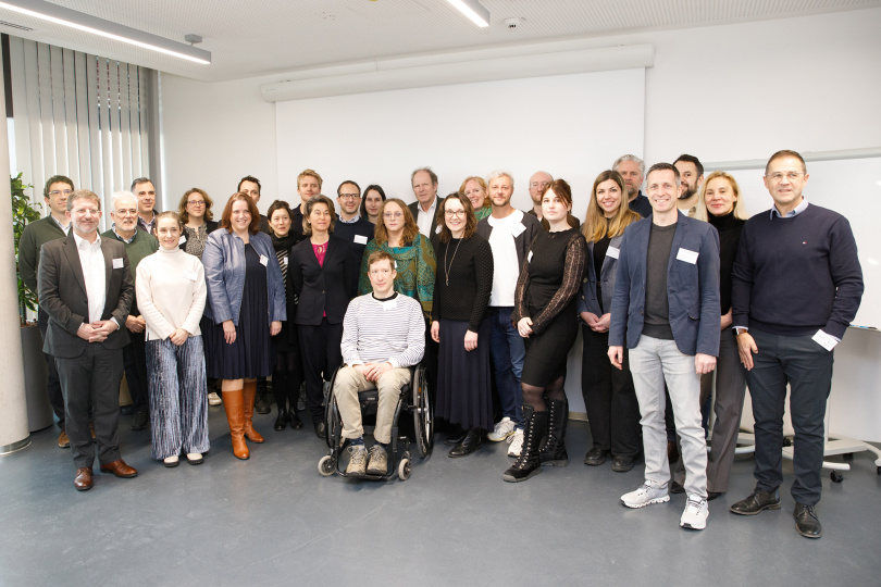 Die Teilnehmer*innen der CirCoFin-Auftaktveranstaltung aus Lissabon, Kopenhagen, Schottland und München mit Christine Kugler, Referentin für Klima- und Umweltschutz, und Kommunalreferentin Jacqueline Charlier. (Foto: Tobias Foh/RKU)