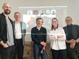 Felix Matschinske, Prof. Dr. Olaf Huth, Alexander Werle, Franziska Ritz, Gerhard Gresik und Prof. Natalie Weinmann auf der Projektion oben in der Mitte. Foto: Hochschule Coburg 