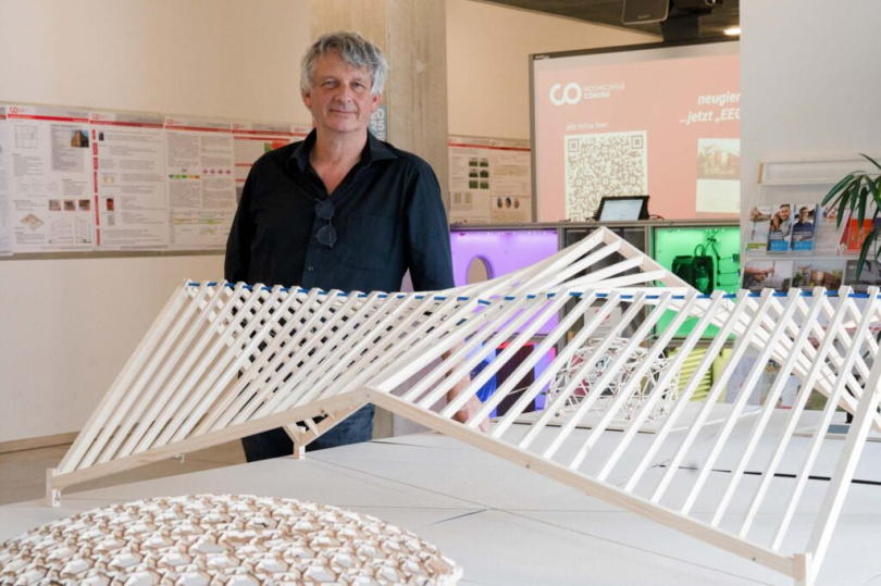 Bei Prof. Dr. Holger Falter hatten Studierende des Bauingenieurwesens eine „grüne Insel“ für verschiedene Veranstaltungen in den Sommermonaten entworfen. Foto: Natalie Schalk / Hochschule Coburg